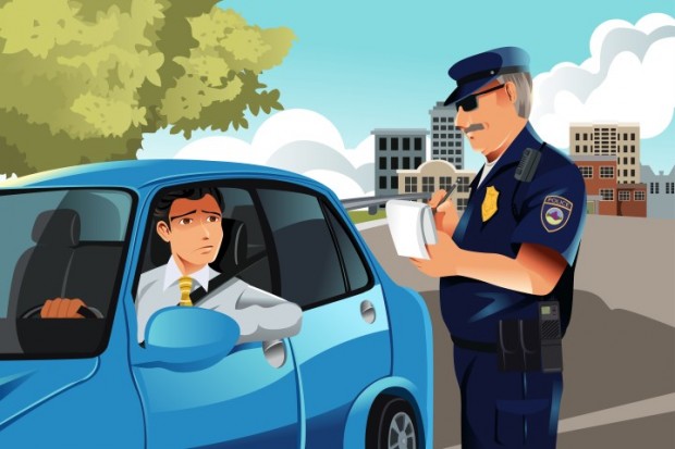 Motorista recebendo uma multa de trânsito